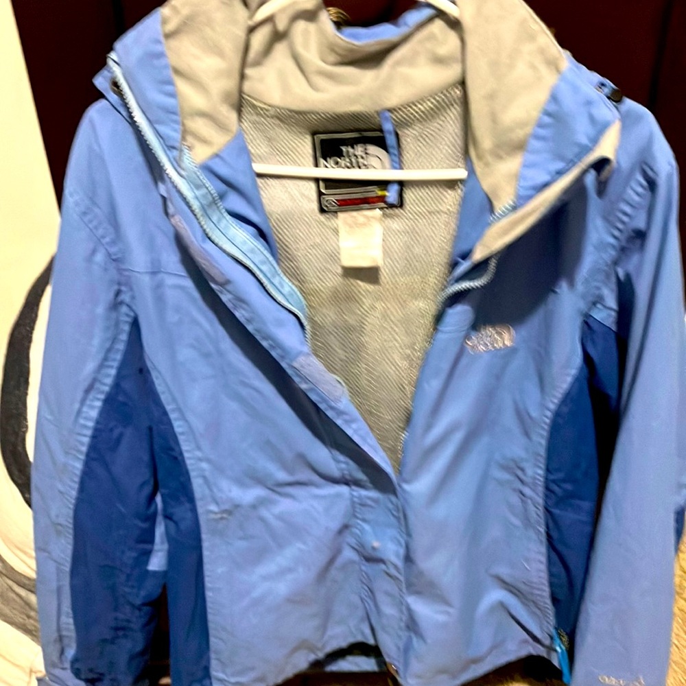 Grey outdoors jacket with mesh on the inside, detachable hood, drawstring’s